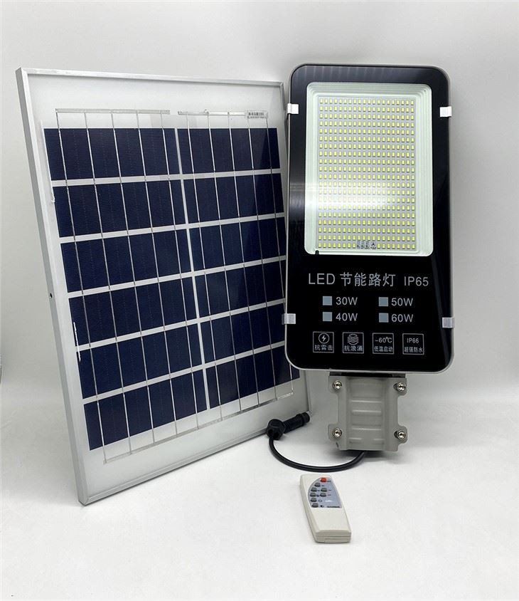 Lampu jalanan LED dengan panel surya