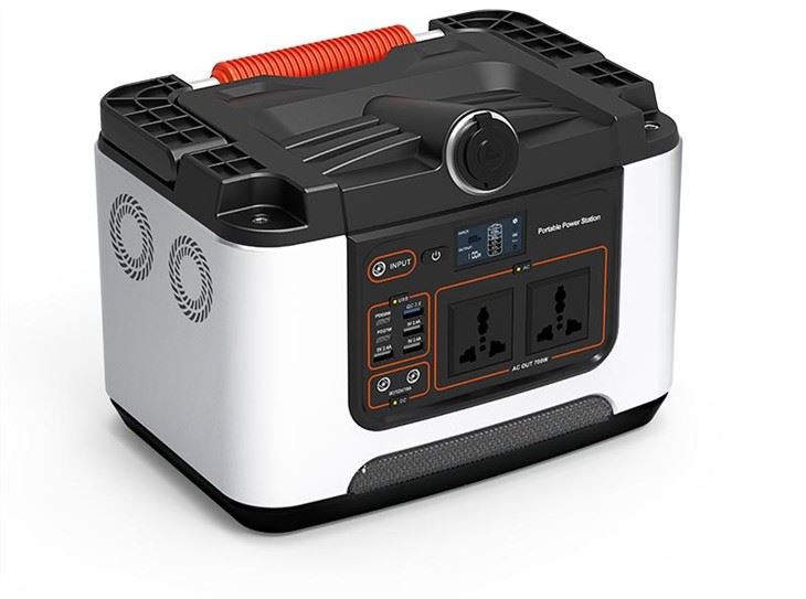 Pembangkit listrik portabel dengan outlet AC
