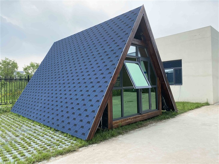 Rumah kayu kecil portabel